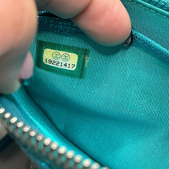 ❌SOLD❌ EUC Authentic CHANEL Quilted Metallic Turquoise Wallet - Picture 10 of 11